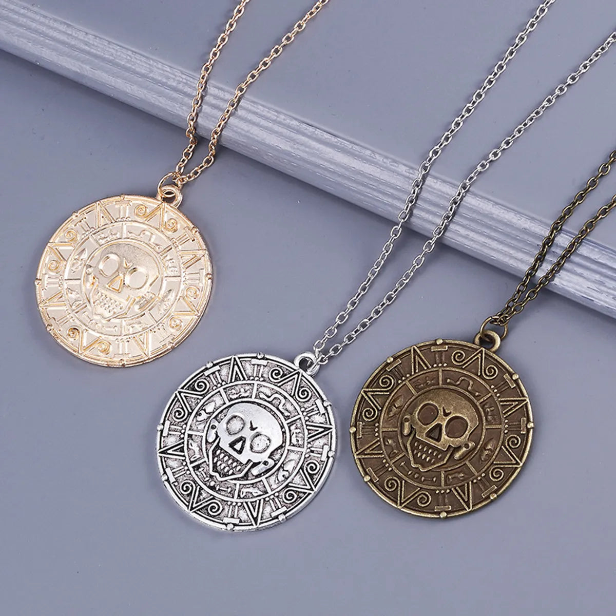 Trendy necklaces for women -Retro Round Alloy Plating Gold Plated Men'S Pendant Necklace