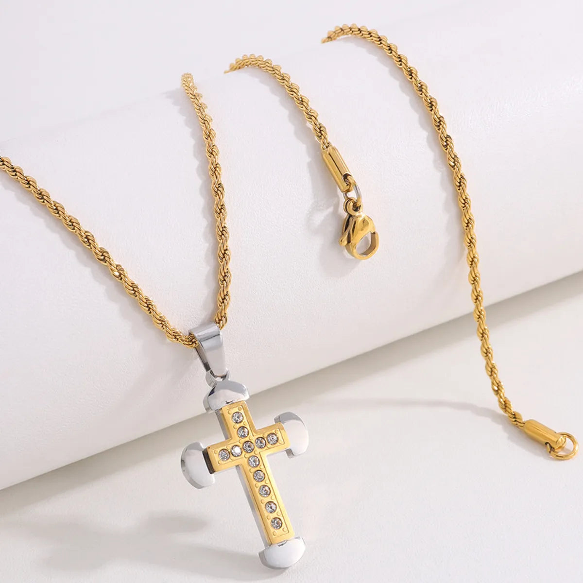 Diamond round Cross Diamond-Studded Necklace